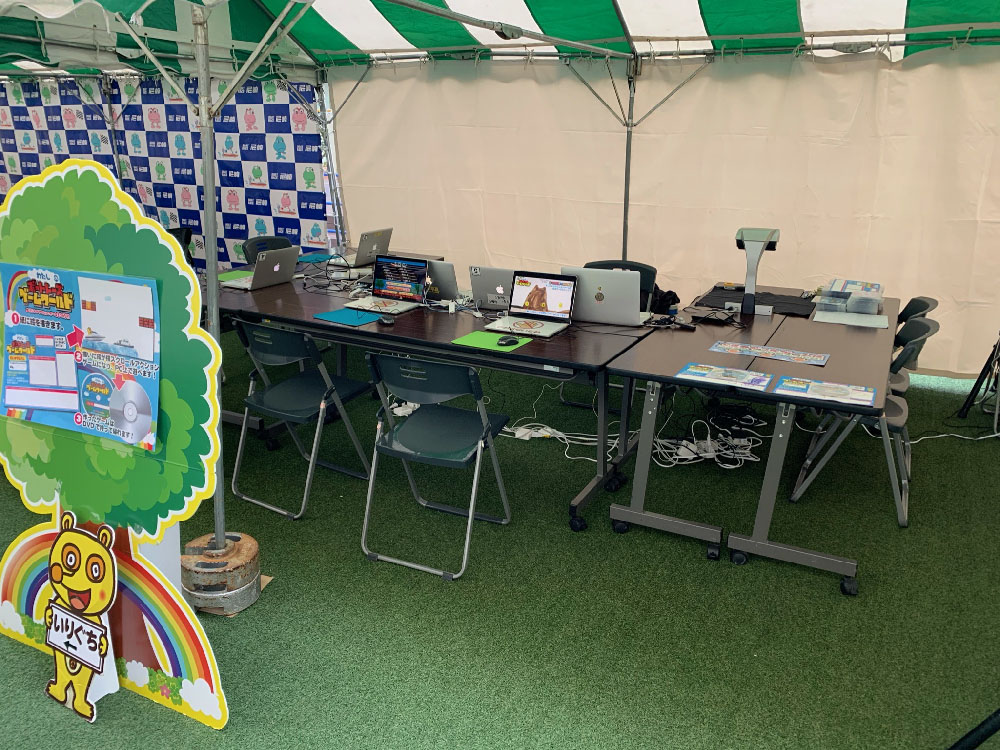 ワークショップで絵を描く子供たち