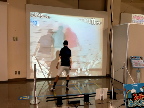 忍者分身の術をプレイする子供