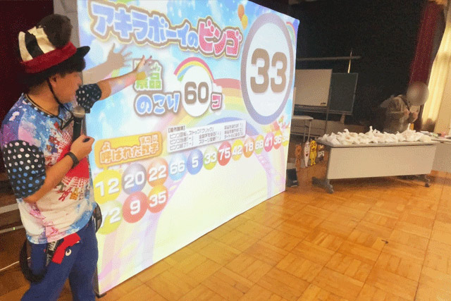 大画面スクリーンに映し出されるデジタルビンゴマシン