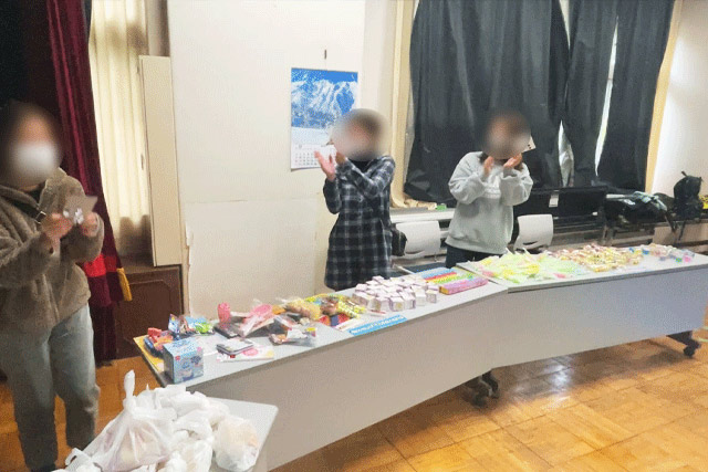 景品のお菓子やおもちゃを選ぶバイキング形式